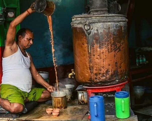В Индии в старинном чайном магазине готовят чай в самоварах