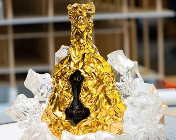 К 150-летию коньяка Hennessy XO был создан уникальный графин, покрытый золотом