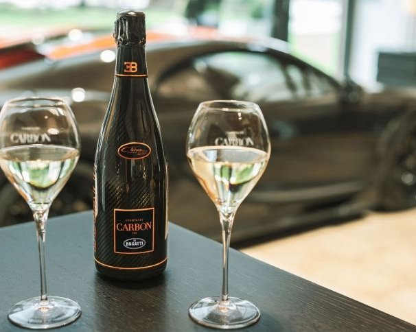 Производитель суперкаров Bugatti выпустил шампанское в честь годовщины рекорда скорости